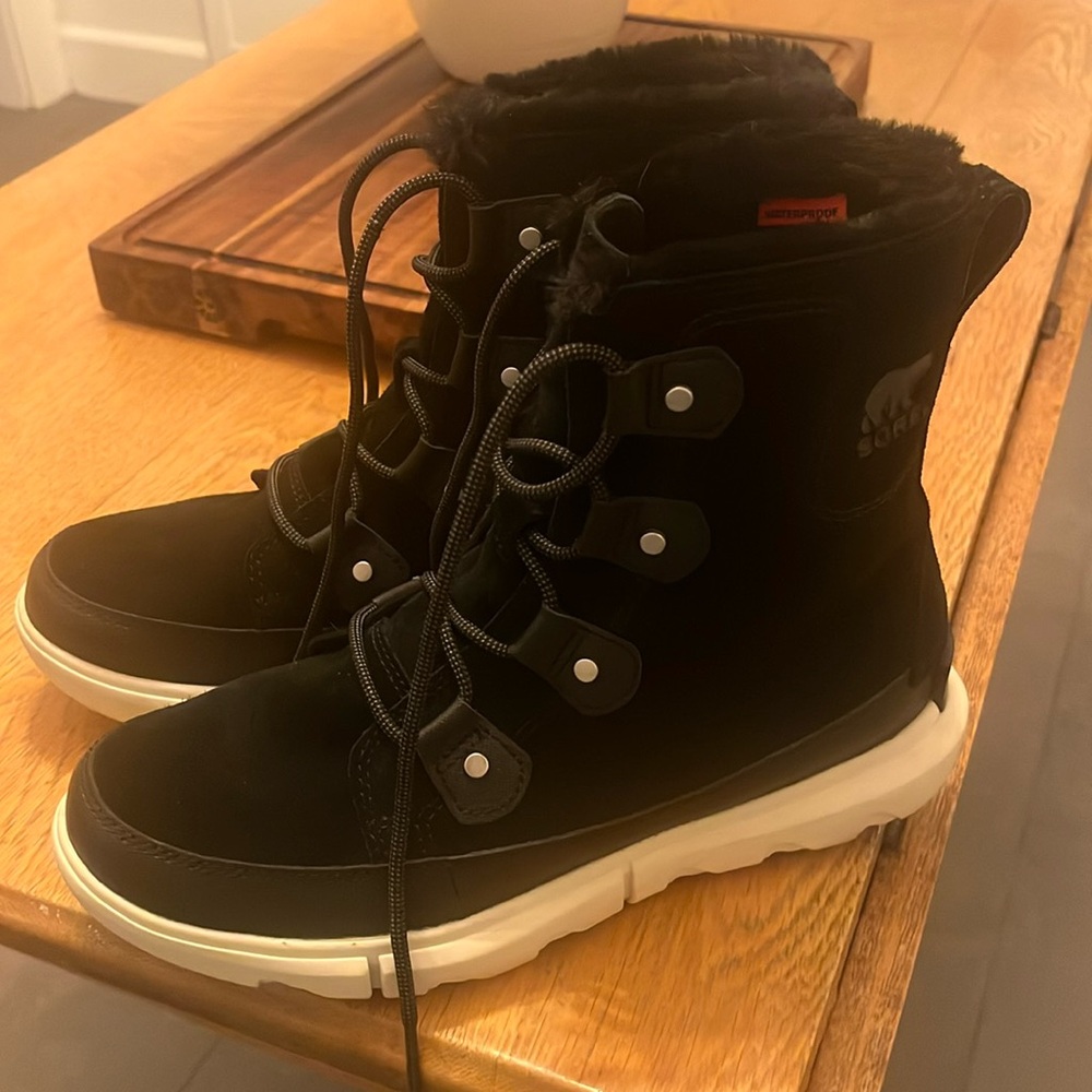 Like new trendy Sorel boots!